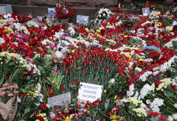 Весь мир скорбит по погибшим в Петербурге