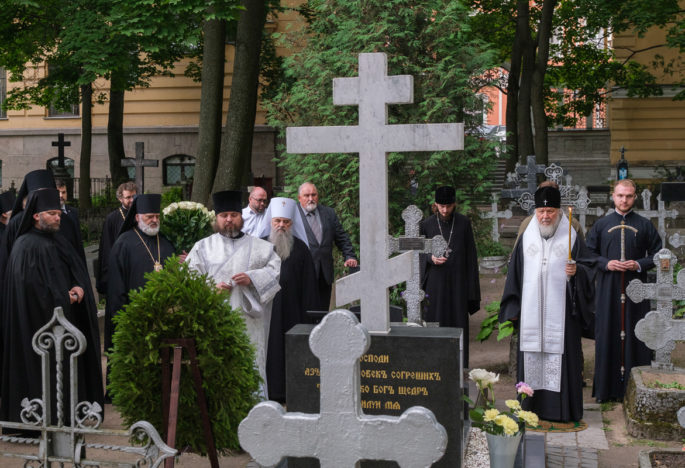 Патриарх Кирилл посетил Никольское и Большеохтинское кладбища