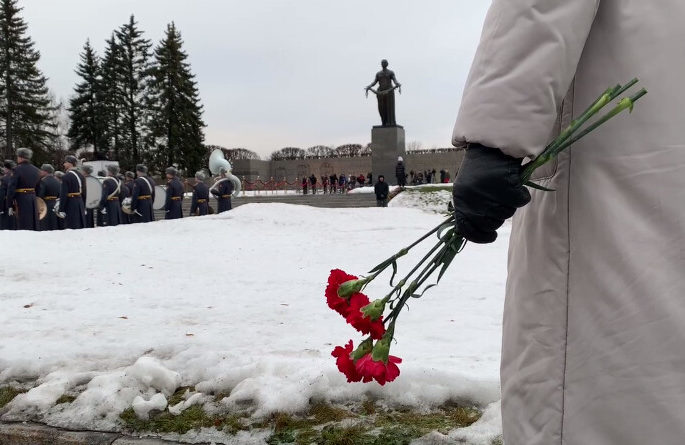 На Пискаревском кладбище почтили память блокадников